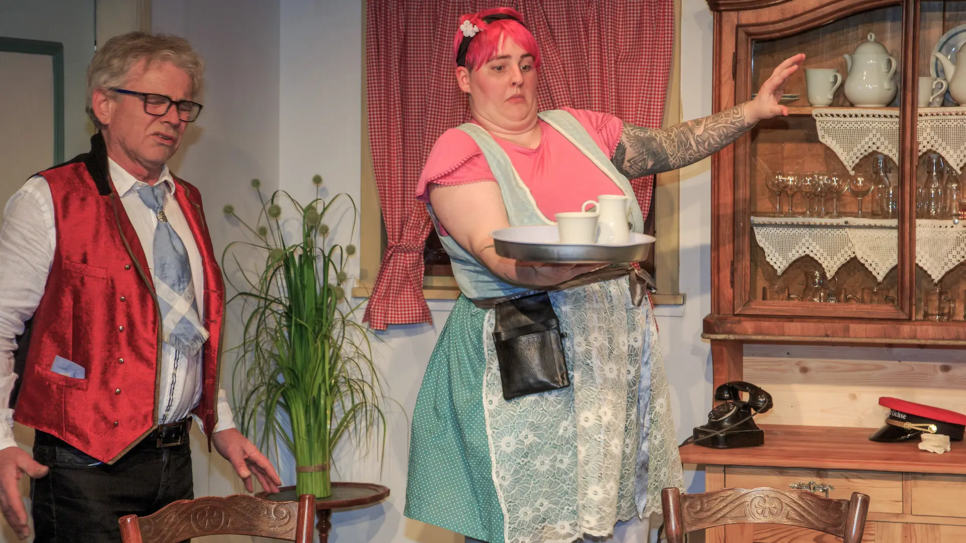 Urschl beim servieren - Theater Tirol